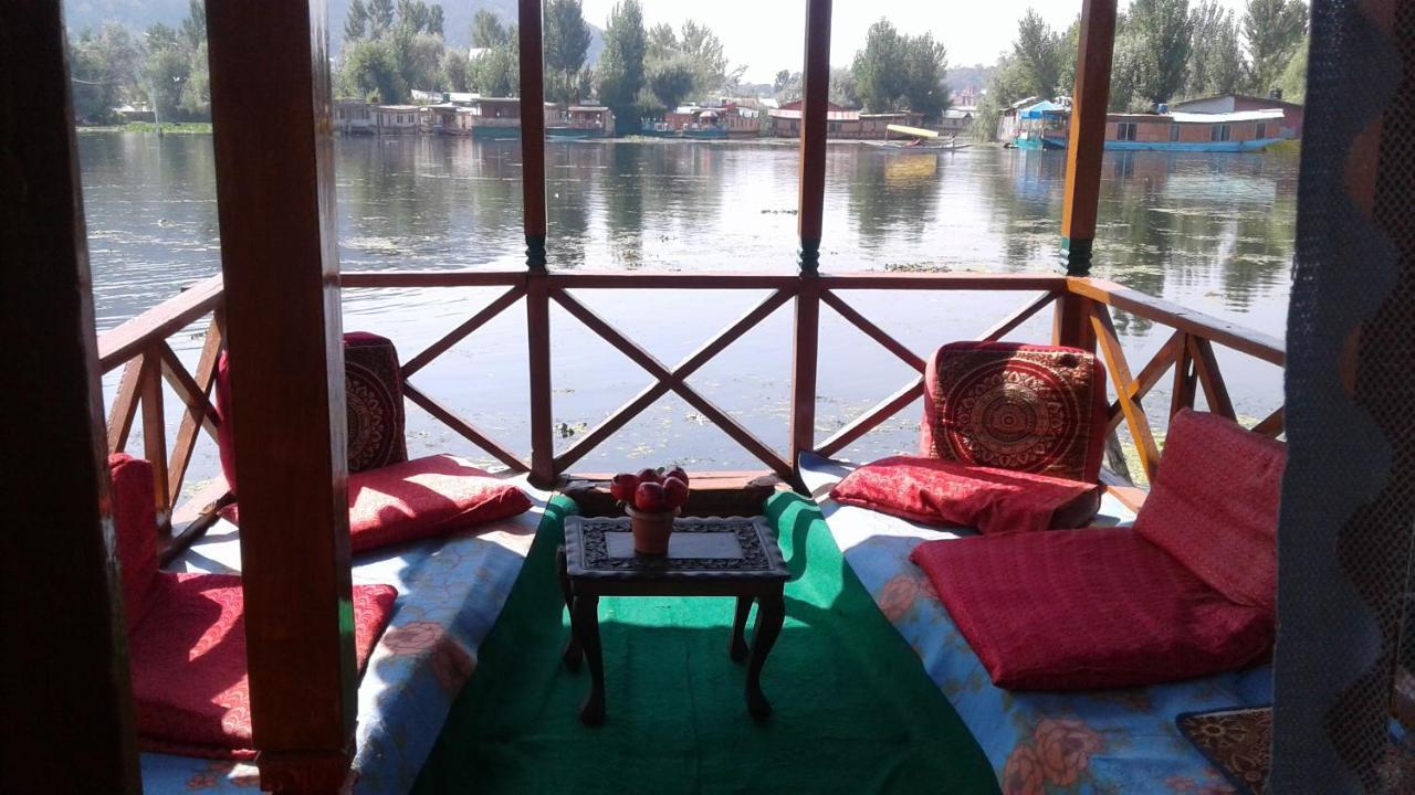 Houseboat Dunhill Bed & Breakfast Srīnagar Eksteriør bilde